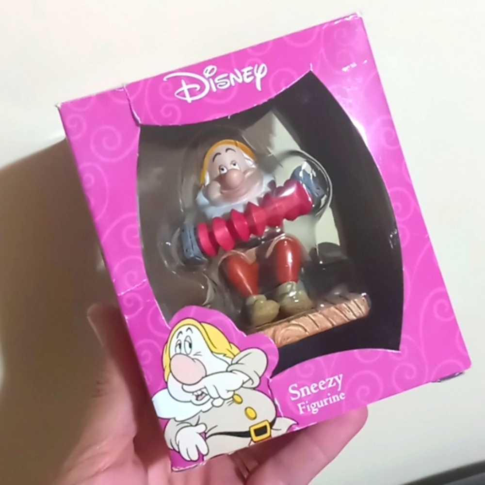 DISNEY ENESCO SNEEZY DWARF FIGURINE
